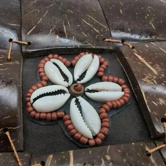 Coco Coconut Shell purse with cowrie shell flowers - Picture 5 of 5